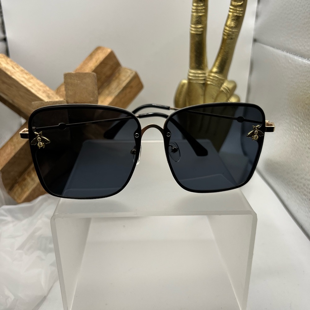 Boutique Fashion Sunglasses With Bee Accent NEW